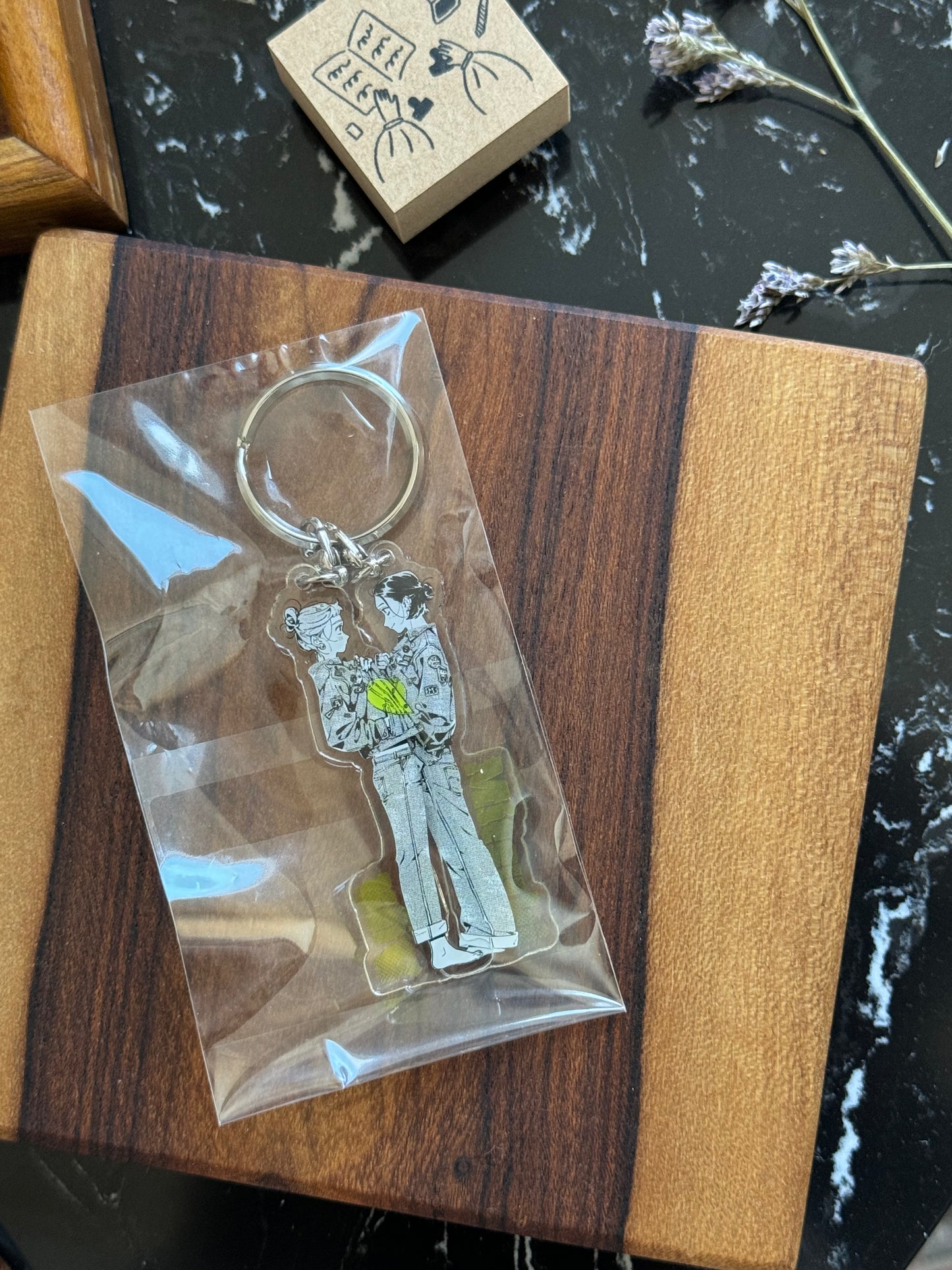 The Guy She Was Interested In Wasn’t A Guy At All 04 (Special Edition w/ Tote Bag and Acrylic Keychain) [Japanese Edition]